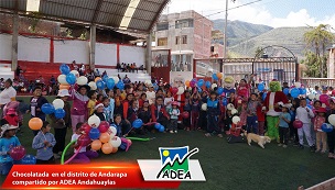 Niños recibiendo chocolatada en Sacclaya