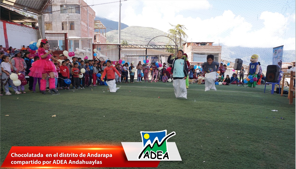 Niños de Andarapa esperando el inicio de la chocolatada.