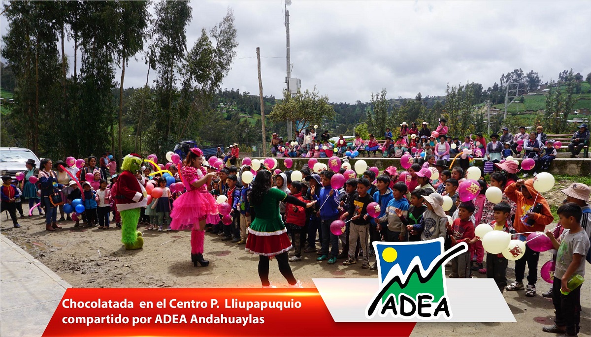 Familias de Lliupapuquio reunidas para la celebración.