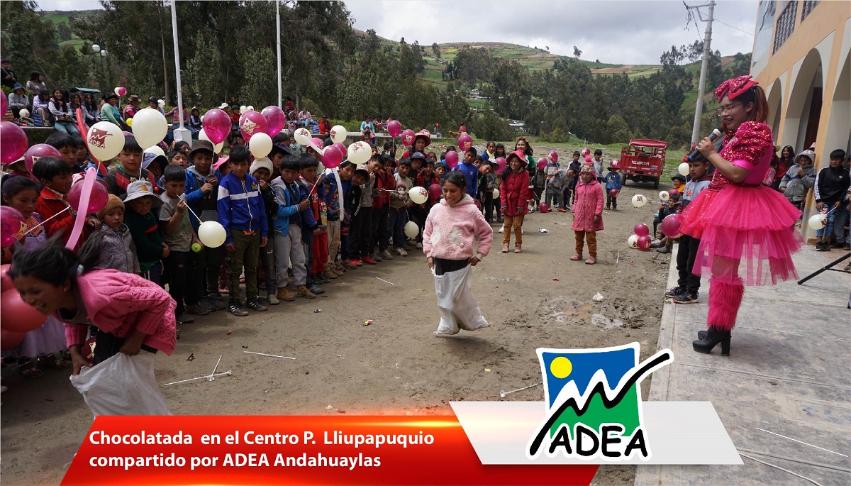 Compartiendo con los miembros de la comunidad de Lliupapuquio.
