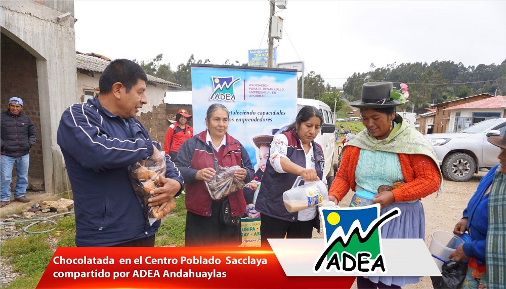Personal de ADEA organizando la chocolatada en Sacclaya.