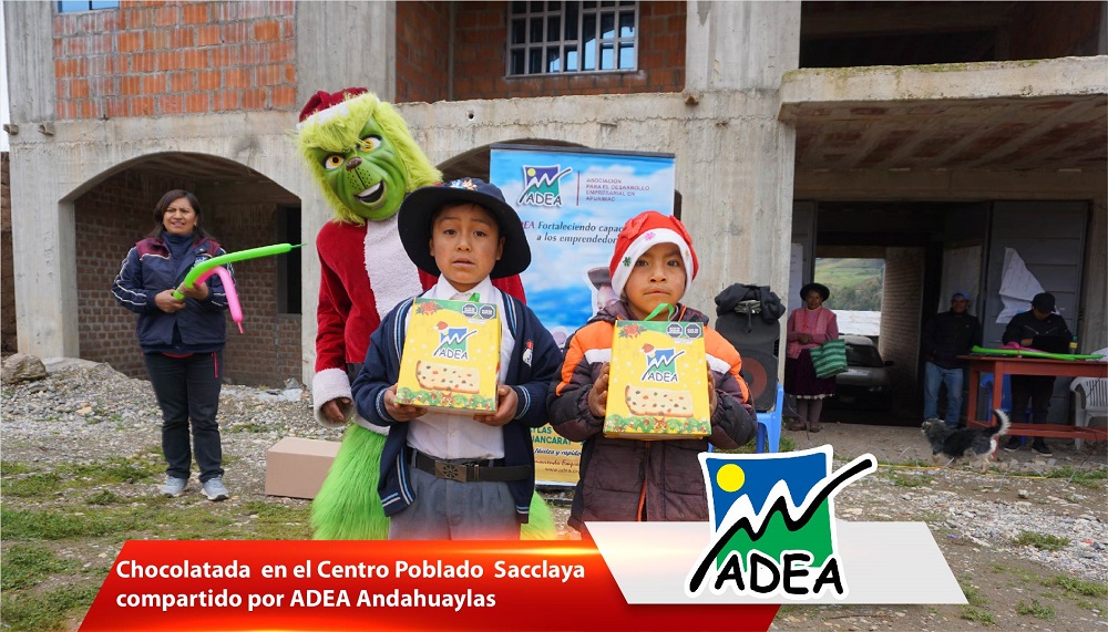 Sonrisas de los niños al recibir sus regalos.