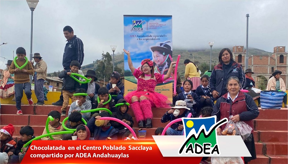 Voluntarios sirviendo chocolate caliente.