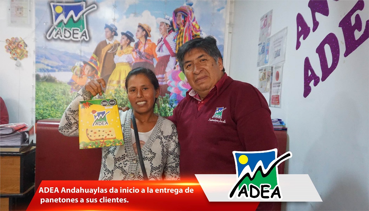Foto 5 de la entrega de panetones a clientes.