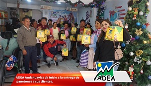Cliente de ADEA recibiendo un panetón